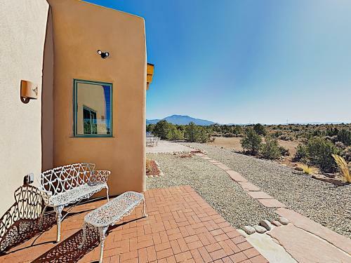 All-new Desert Hideaway: Mountain Views & Hot Tub Home