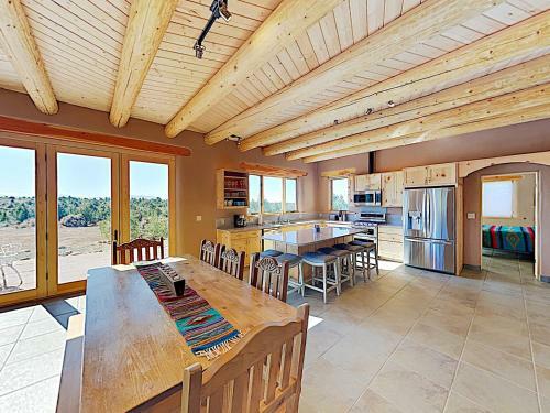 All-new Desert Hideaway: Mountain Views & Hot Tub Home