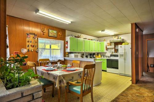 Bright Springer House With Patio And Orchard Views!