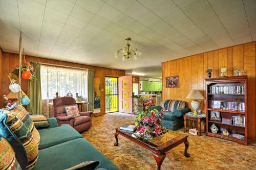 Bright Springer House With Patio And Orchard Views!