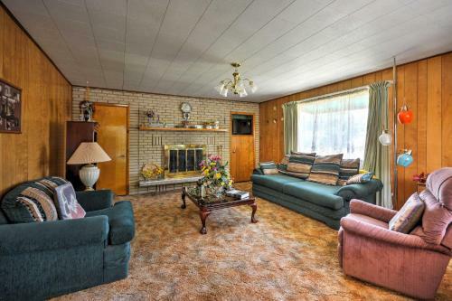 Bright Springer House With Patio And Orchard Views!