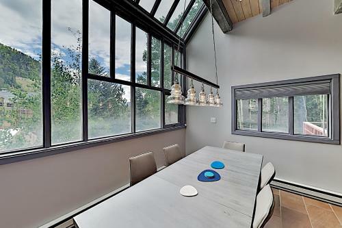 Apartamento Steps To Slopes! Designer Mountain-view Condo Condo