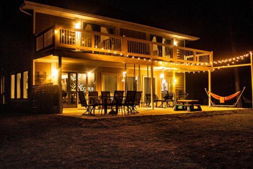 Luxe Lakefront Family Cottage With Private Dock