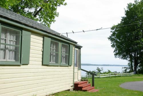 Fair Wind Motel And Cottages