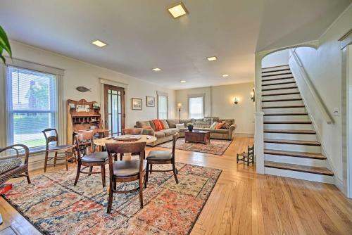 Home With Patio, 2 Blocks To St Lawrence River