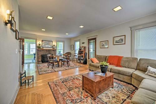 Home With Patio, 2 Blocks To St Lawrence River