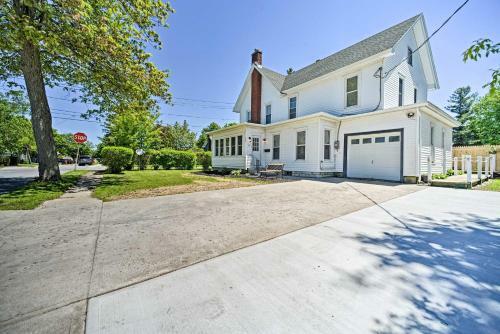 Home With Patio, 2 Blocks To St Lawrence River
