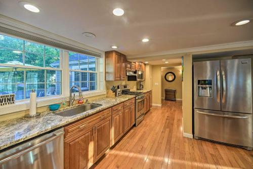 Charming Home Steps From Lake George With Bbq!