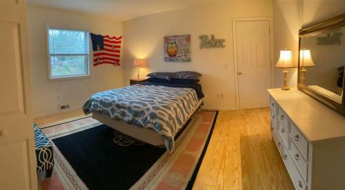 Modern Lakehouse Retreat , Great For Groups! By Cozysuites