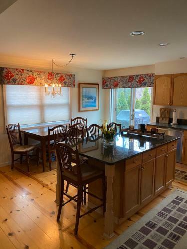 Modern Lakehouse Retreat , Great For Groups! By Cozysuites