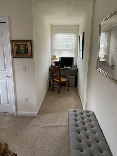 Modern Lakehouse Retreat , Great For Groups! By Cozysuites