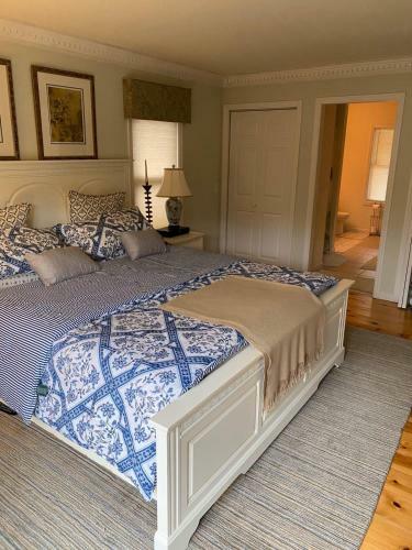 Modern Lakehouse Retreat , Great For Groups! By Cozysuites