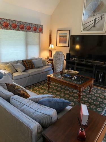 Modern Lakehouse Retreat , Great For Groups! By Cozysuites