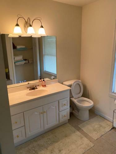 Modern Lakehouse Retreat , Great For Groups! By Cozysuites