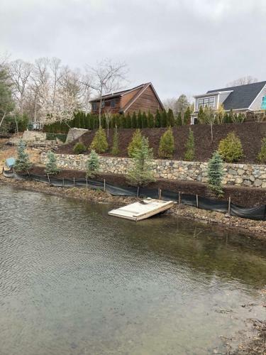 Modern Lakehouse Retreat , Great For Groups! By Cozysuites
