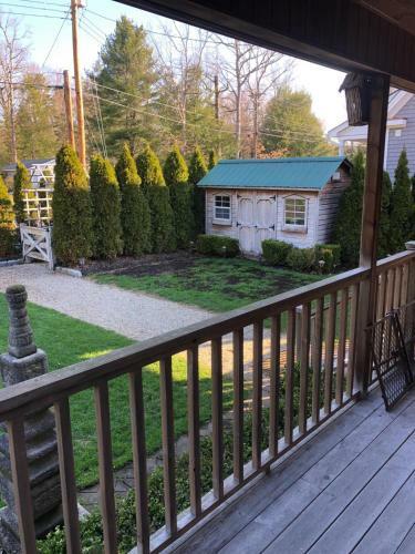 Modern Lakehouse Retreat , Great For Groups! By Cozysuites