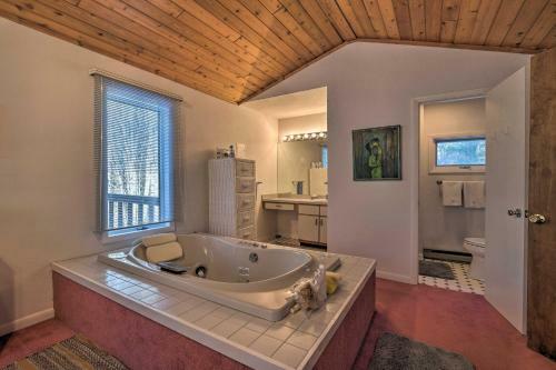 Pet-friendly Maplecrest Cabin Home With 2 Decks