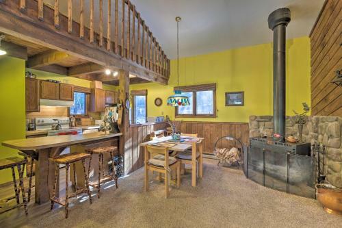Pet-friendly Maplecrest Cabin Home With 2 Decks