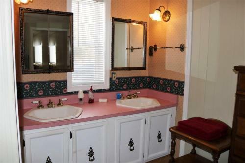 6017 Elmwood House Home