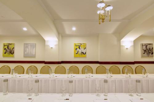 Roger Smith Hotel By Suiteness