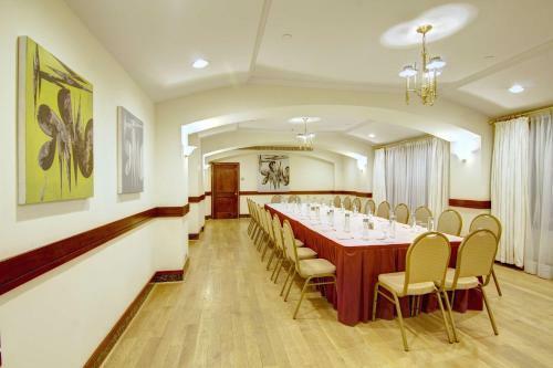 Roger Smith Hotel By Suiteness