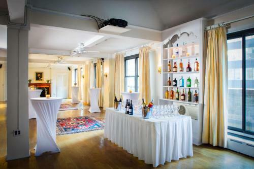 Roger Smith Hotel By Suiteness