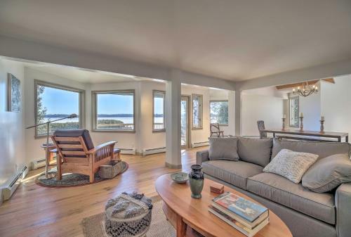 Plattsburgh Home With Deck On Lake Champlain