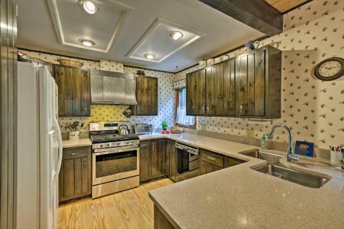 Thirteenth Lake Chalet With Deck, Walk To Water!