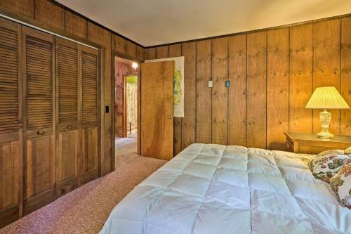 Thirteenth Lake Chalet With Deck, Walk To Water!