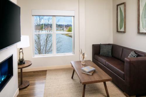 Hotel Saranac Waterfront Lodge