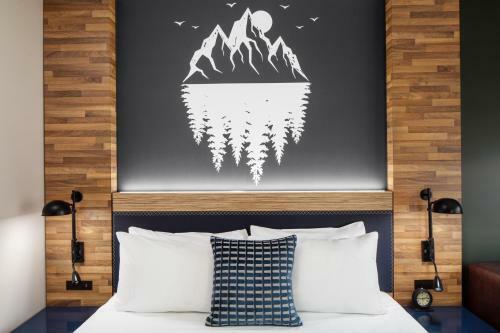 Hotel Saranac Waterfront Lodge