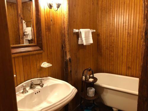 Bed & Breakfast 1708 House