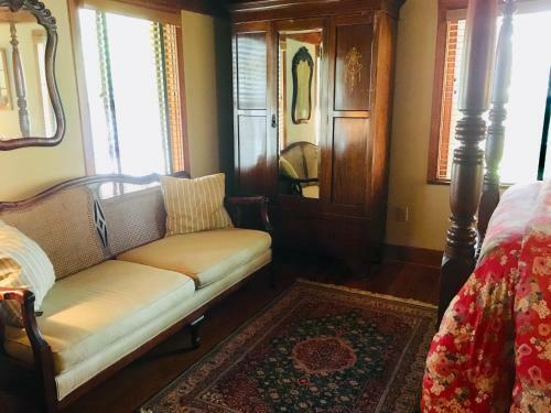 Bed & Breakfast 1708 House