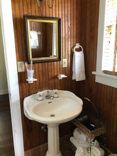 Bed & Breakfast 1708 House