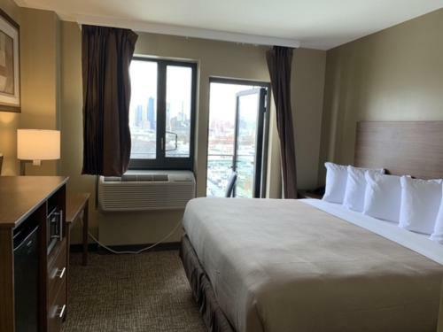 Hotel Astoria Delancy Inn & Suites