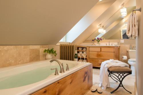 Bed & Breakfast Gothic Eves Inn And Spa