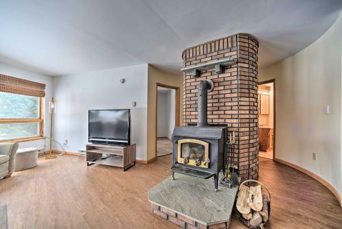 Cozy Catskills Getaway With Yard And Mtn Views!