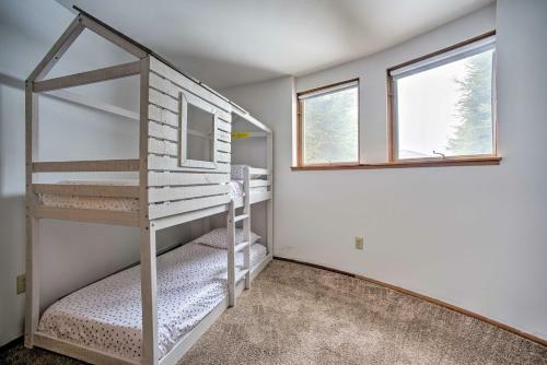 Cozy Catskills Getaway With Yard And Mtn Views!