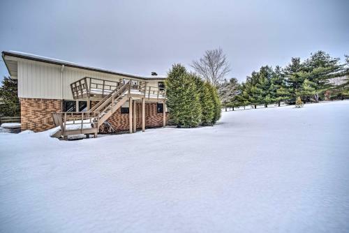 Cozy Catskills Getaway With Yard And Mtn Views!