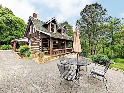 Beautifully Refitted Classic Cabin With Pond Cabin