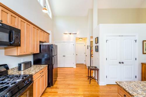 New Listing! Updated Cottage With Deck On Big Parcel Home