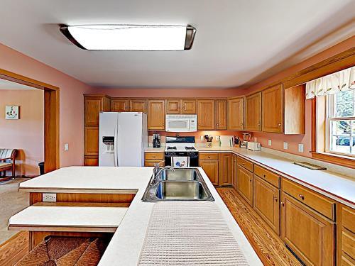 New Listing! Private Country Home On 20+ Acres Home