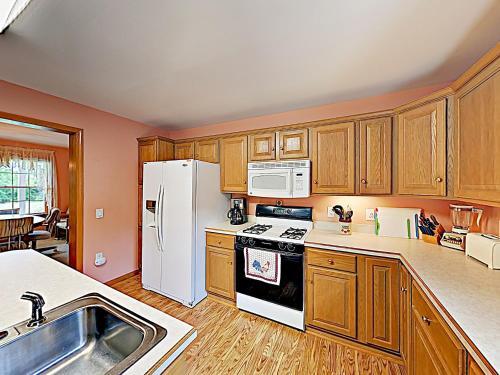 New Listing! Private Country Home On 20+ Acres Home