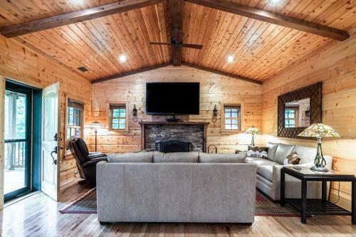 Cool Stream Lodge Cabin