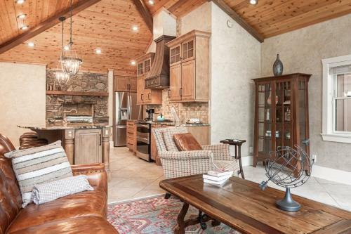 Cool Stream Lodge Cabin