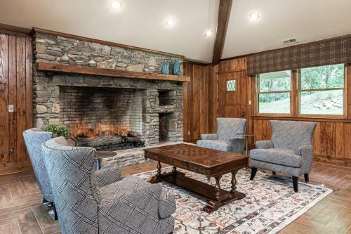 Cool Stream Lodge Cabin
