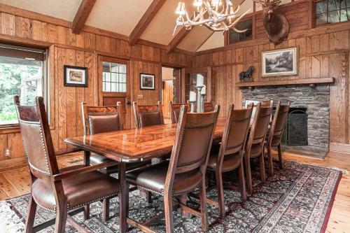 Cool Stream Lodge Cabin