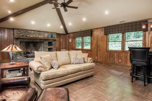 Cool Stream Lodge Cabin