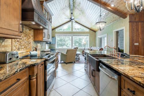 Cool Stream Lodge Cabin