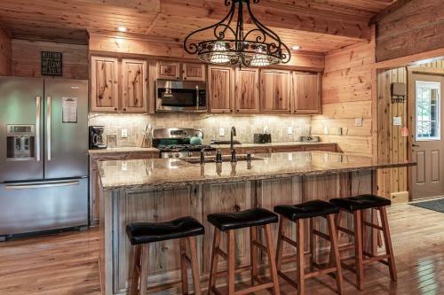 Cool Stream Lodge Cabin